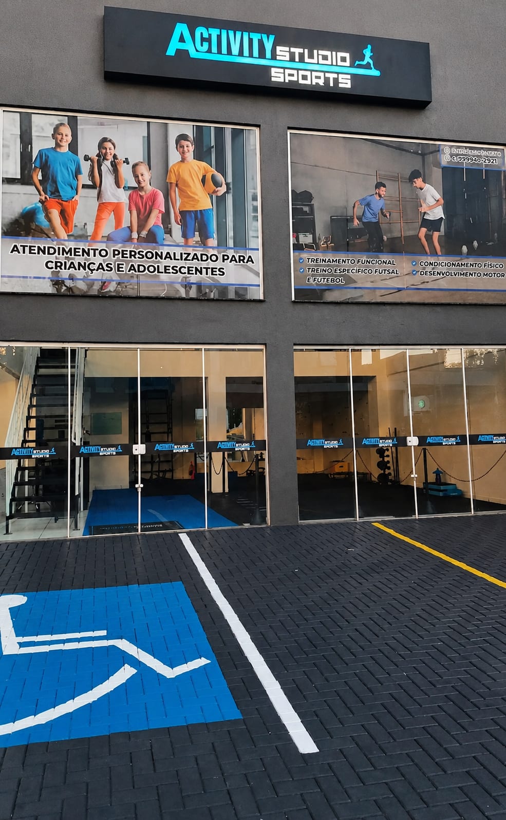 Fachada do Activity Studio Sports em Cascavel, com letreiro iluminado e entrada do espaço de treinamento